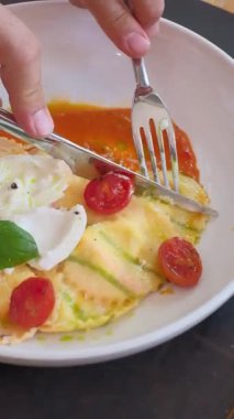 İtalyan usulü ravioli makarna elleri bir parça keser. Hamur köftesi peynirli tortellini. Yüksek kaliteli FullHD görüntüler