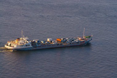 İtici motorlu gemi.