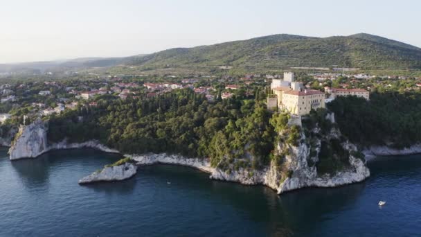 Castillo en roca sobre el mar — Vídeos de Stock