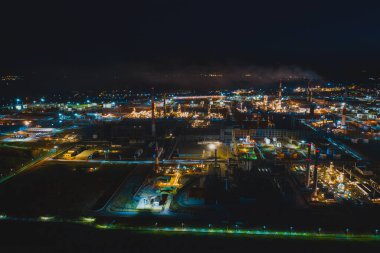 Petrol rafinerisi gecesi