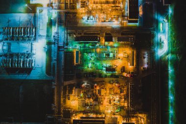 Petrol rafinerisi gecesi