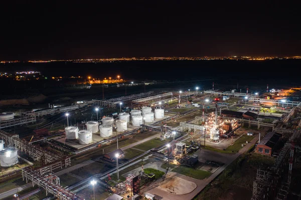 Ночь нефтеперерабатывающего завода — стоковое фото
