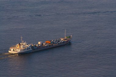 İtici motorlu gemi.