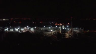 Petrol rafinerisi gecesi
