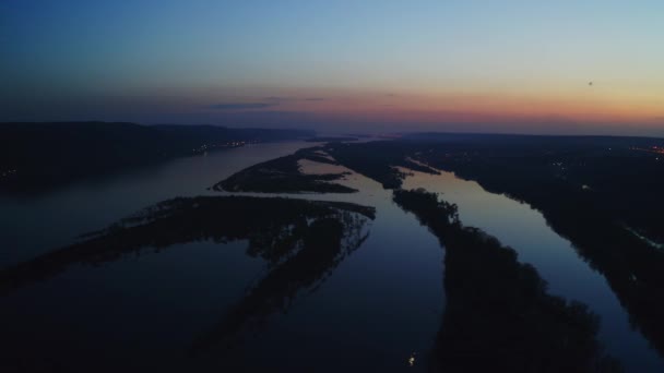 Vista nocturna del río — Vídeo de stock