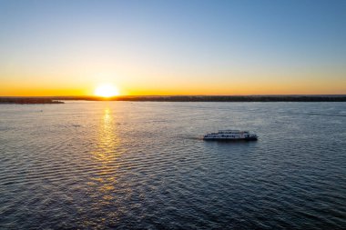 Gün batımında tekne