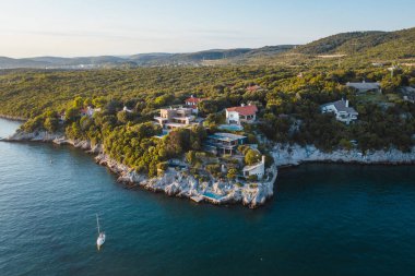 Denizin üstünde kayalık bir kale