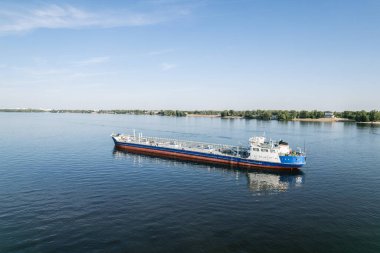 İtici motorlu gemi.