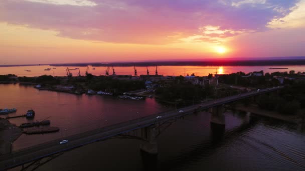 Puente rosa al atardecer — Vídeos de Stock