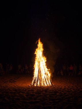 Büyük kamp ateşi gecesi.