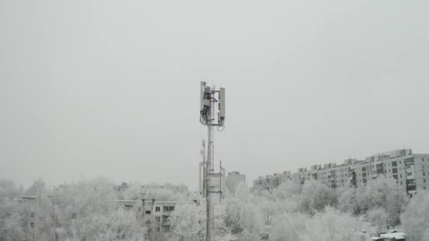 Cell tower in city — Stock Video