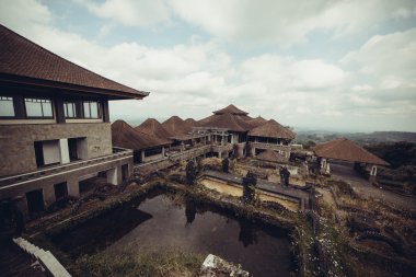 terk edilmiş bir otel