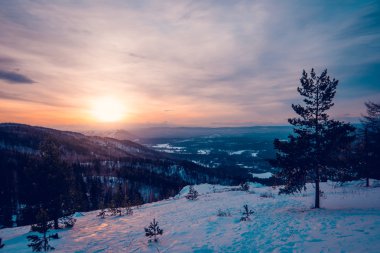 Güzel soğuk gün batımı