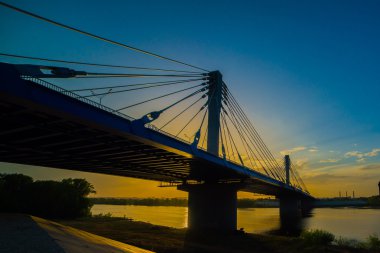 Yaz ile dere yan ile bir köprü günbatımı manzara