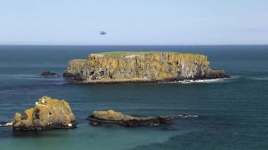 Atlantik okyanusu kıyısı güneşli gün timelapse , Kuzey İrlanda
