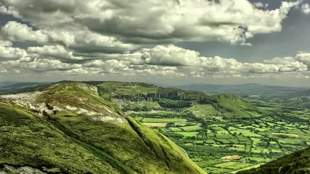 Nuages au-dessus des montagnes timelapse, Irlande — Video