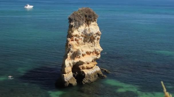 Enkele rots aan de kust van Portugal — Stockvideo