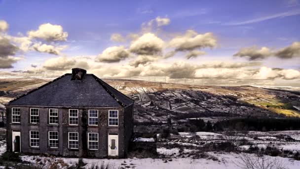 Nubes sobre montañas con timelapse casa abandonada, Irlanda — Vídeos de Stock