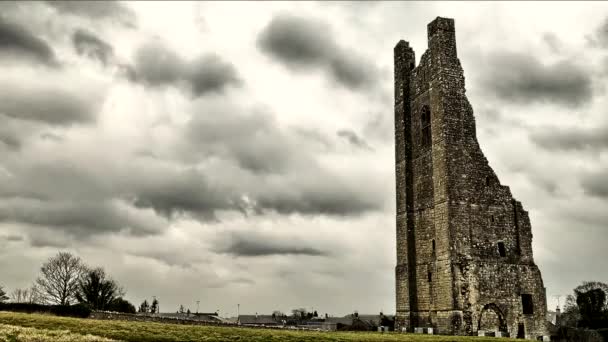 Velhas ruínas e nuvens lapso de tempo, Irlanda Filmagem De Stock