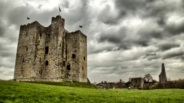 Oud Iers kasteel en wolken time lapse Ierland — Stockvideo