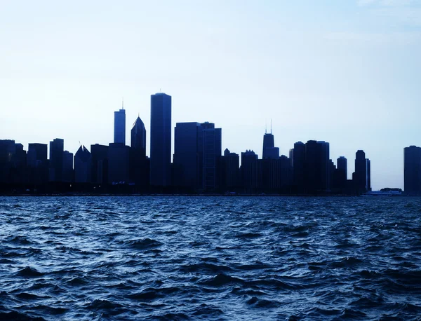 Chicagoer Innenstadt Stadtsilhouette in der Abenddämmerung mit Wolkenkratzern über dem Michigansee mit klarem blauen Himmel. Stockbild