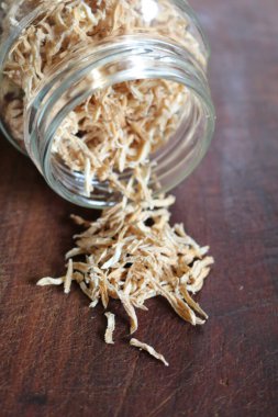 Kurutulmuş maydanoz kökü. Böyle bir kökün faydaları çok yüksektir.