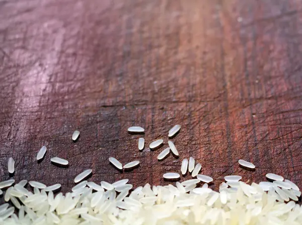 Ryż Starej Brązowej Desce Krojenia Drewna — Zdjęcie stockowe