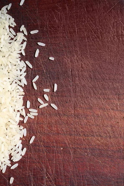 Rijst Een Oude Bruine Houten Snijplank — Stockfoto