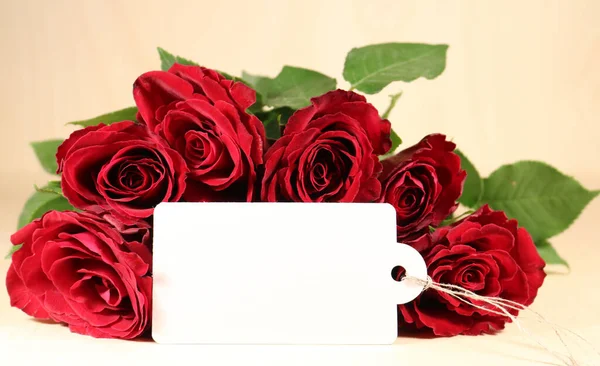 Buquê Rosas Vermelhas Escuras Com Rótulo Branco Branco Fundo Madeira — Fotografia de Stock