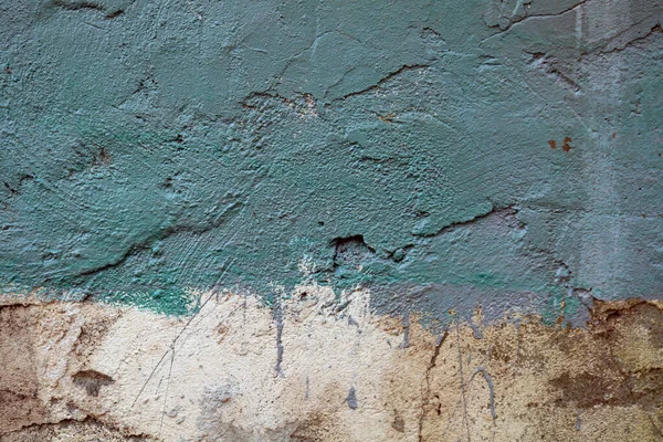 Παλιά Θρυμματισμός Τοίχο Τούβλο Καλύπτονται Τσιμέντο Στην Κορυφή — Φωτογραφία Αρχείου