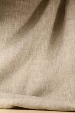 Pürüzsüz bir yüzeyi ve ışıltısı olan boyanmamış kumaş.