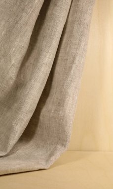        Ahşabın arka planında katları olan boyanmamış kumaşlar.