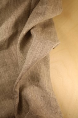        Ahşabın arka planında katları olan boyanmamış kumaşlar.