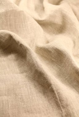 Pürüzsüz bir yüzeyi ve ışıltısı olan boyanmamış kumaş.