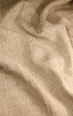 Pürüzsüz bir yüzeyi ve ışıltısı olan boyanmamış kumaş.