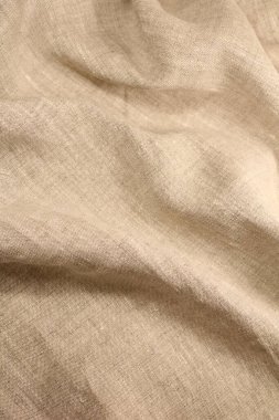 Pürüzsüz bir yüzeyi ve ışıltısı olan boyanmamış kumaş.