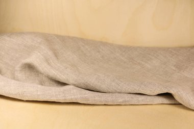        Ahşabın arka planında katları olan boyanmamış kumaşlar.