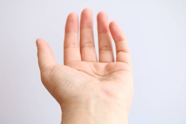 Avuç içi ileri doğru uzanıyor.