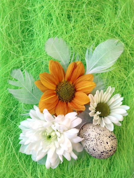 Easter Still Life Flowers Eggs Feathers Green Sisal Fiber Sign — Stock Photo, Image