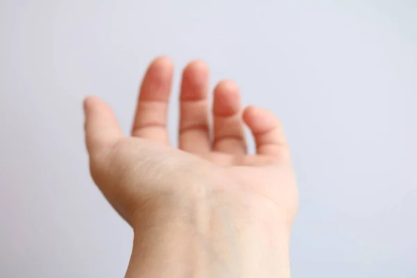 Die Handfläche Ist Nach Vorne Gestreckt — Stockfoto