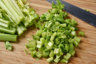 kesme tahtası üzerine doğranmış kereviz