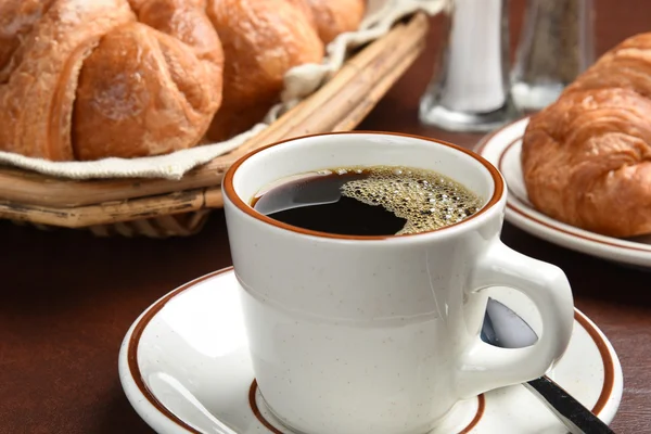Černá káva s croissanty — Stock fotografie