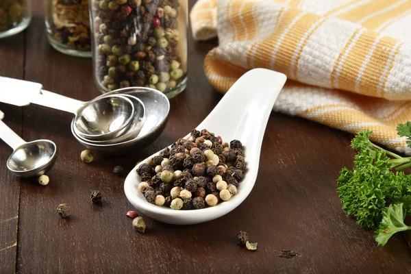 Granos de pimienta frescos blancos y negros — Foto de Stock