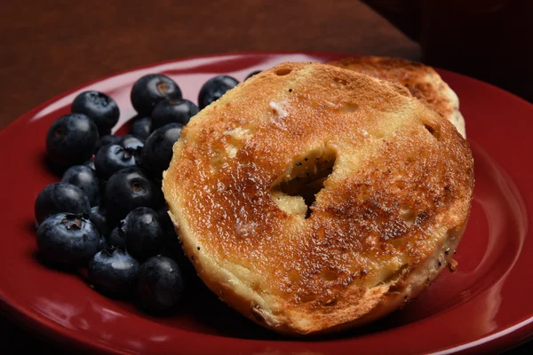 Pedaços de bagel com mirtilos — Fotografia de Stock