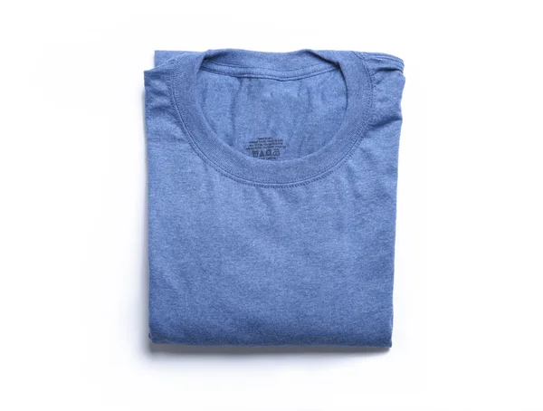Сложенная голубая футболка — стоковое фото