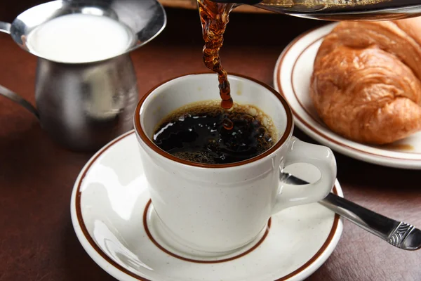 Caffè versato in tazza — Foto Stock