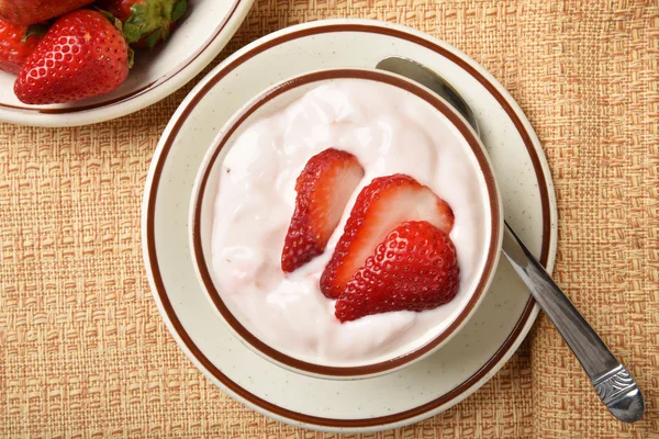 Yogurt with fresh strawberries — Stock Photo, Image