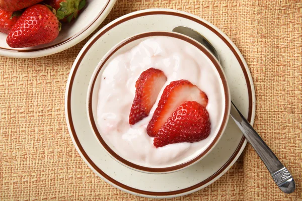 Joghurt mit frischen Erdbeeren — Stockfoto