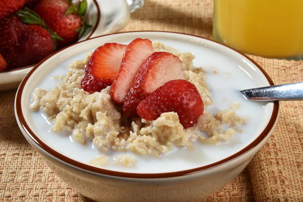 Frische Haferflocken mit geschnittenen Erdbeeren — Stockfoto