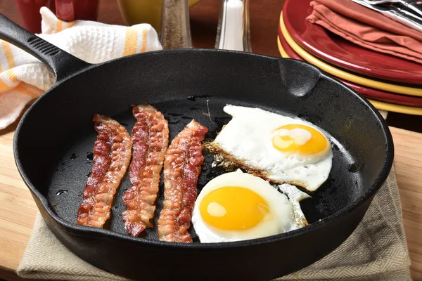 Bacon and fried eggs — Stock Photo, Image